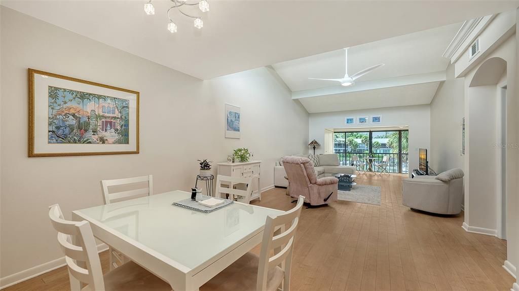 En Venta: $525,800 (2 camas, 2 baños, 1400 Pies cuadrados)