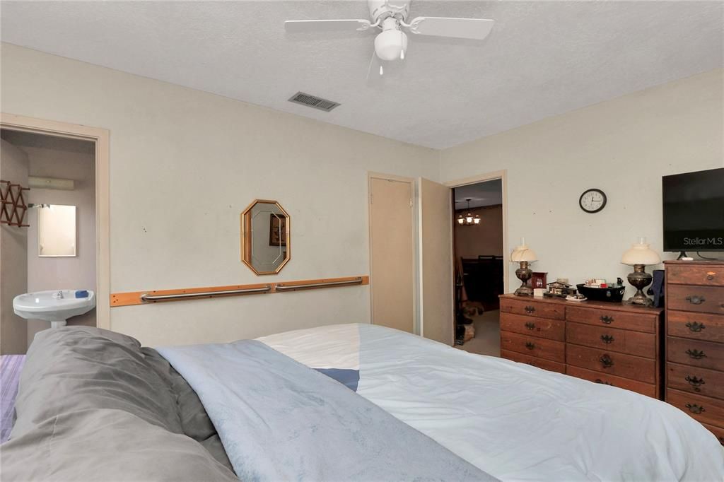 For Sale: $229,000 (3 beds, 2 baths, 1515 Square Feet)