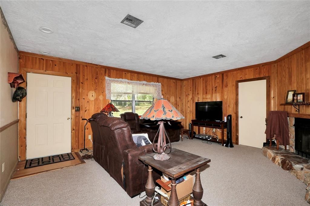 For Sale: $229,000 (3 beds, 2 baths, 1515 Square Feet)