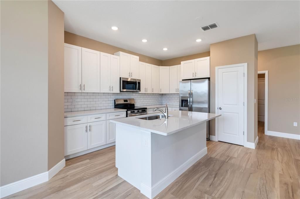 En Venta: $765,000 (5 camas, 3 baños, 2323 Pies cuadrados)