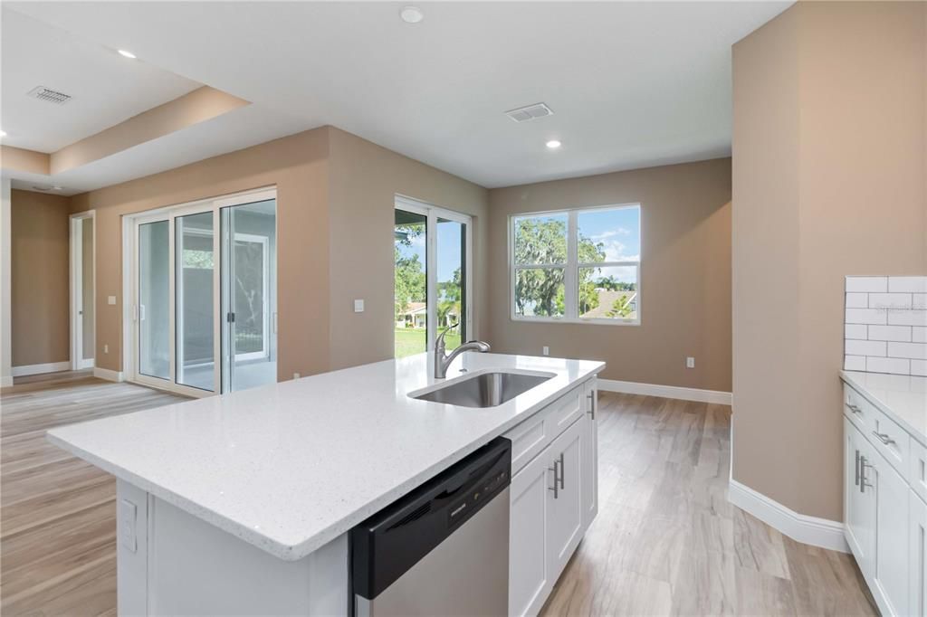 En Venta: $765,000 (5 camas, 3 baños, 2323 Pies cuadrados)