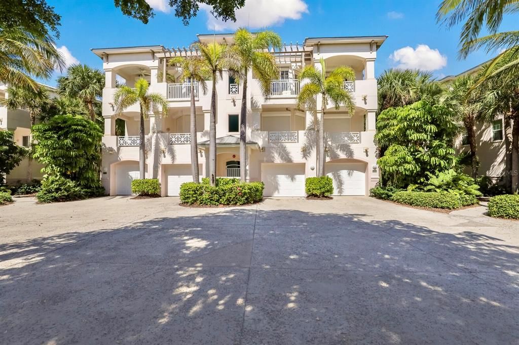 Recently Sold: $2,400,000 (3 beds, 2 baths, 1770 Square Feet)