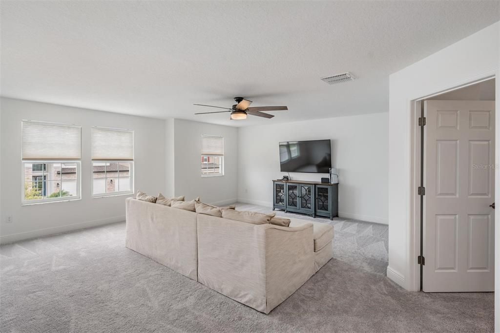 Activo con contrato: $599,900 (5 camas, 5 baños, 3761 Pies cuadrados)