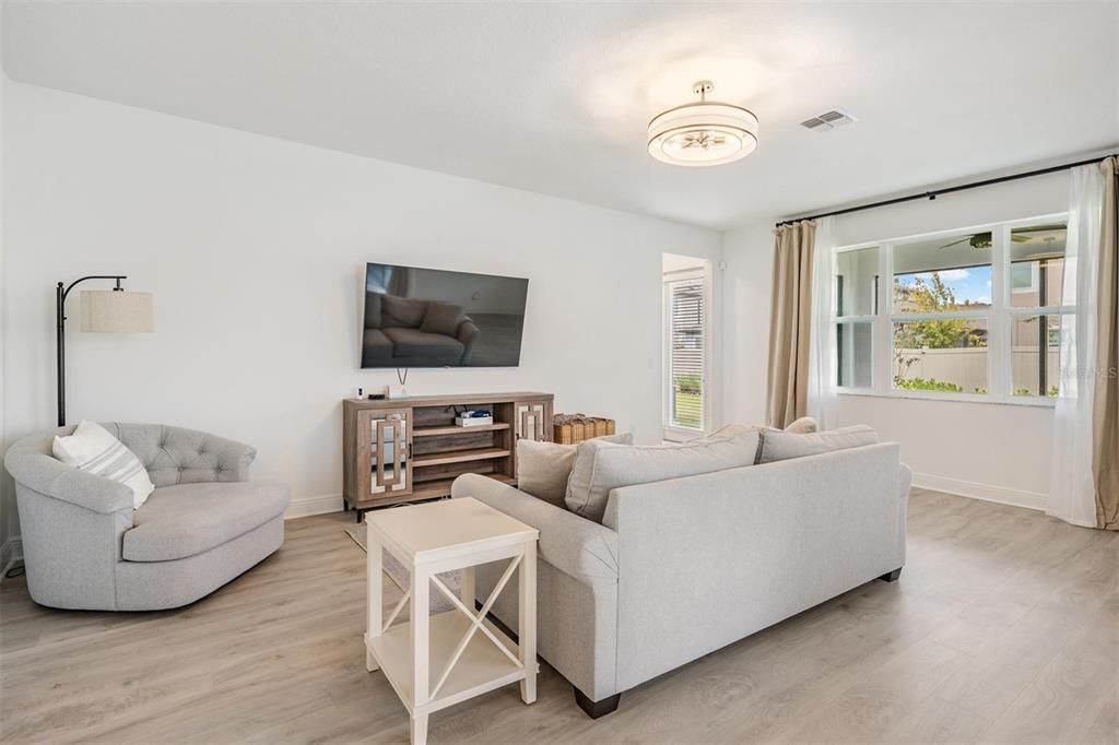 Activo con contrato: $599,900 (5 camas, 5 baños, 3761 Pies cuadrados)