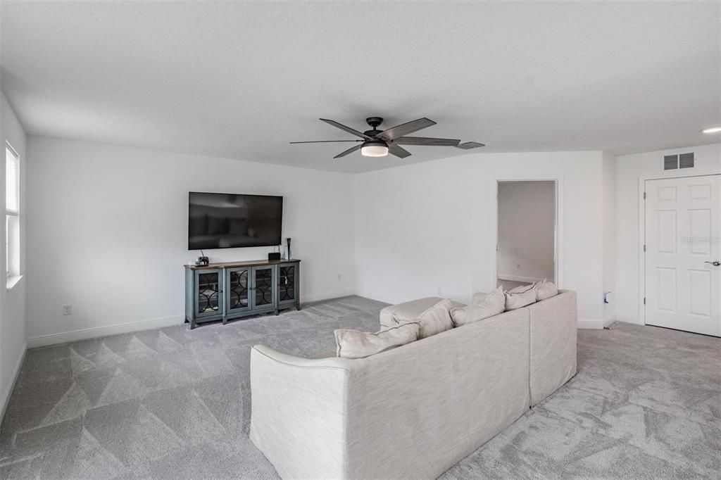 Activo con contrato: $599,900 (5 camas, 5 baños, 3761 Pies cuadrados)