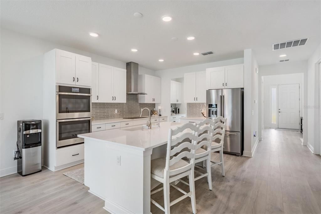 Activo con contrato: $599,900 (5 camas, 5 baños, 3761 Pies cuadrados)