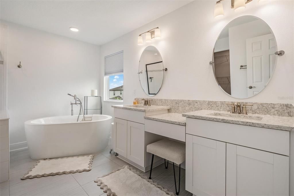Activo con contrato: $599,900 (5 camas, 5 baños, 3761 Pies cuadrados)