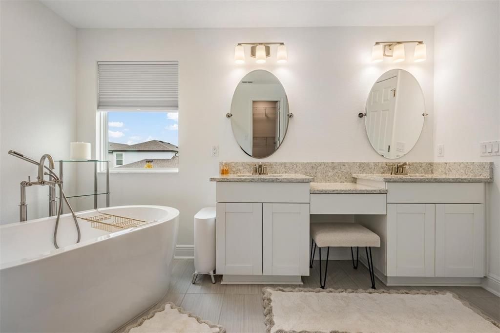 Activo con contrato: $599,900 (5 camas, 5 baños, 3761 Pies cuadrados)