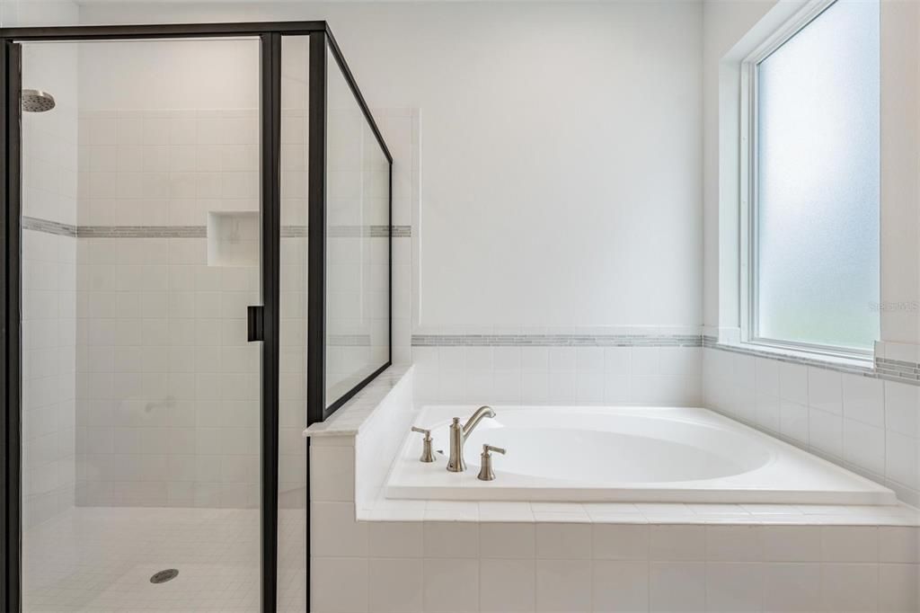 Activo con contrato: $599,900 (5 camas, 5 baños, 3761 Pies cuadrados)