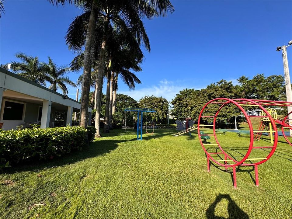 出租: $5,000 (4 贝兹, 3 浴室, 3277 平方英尺)