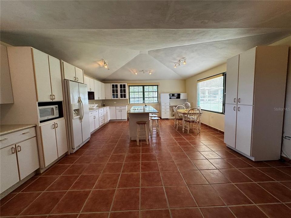 出租: $5,000 (4 贝兹, 3 浴室, 3277 平方英尺)