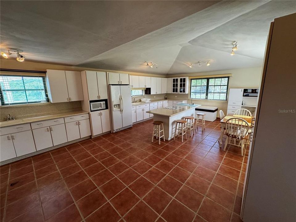 出租: $5,000 (4 贝兹, 3 浴室, 3277 平方英尺)