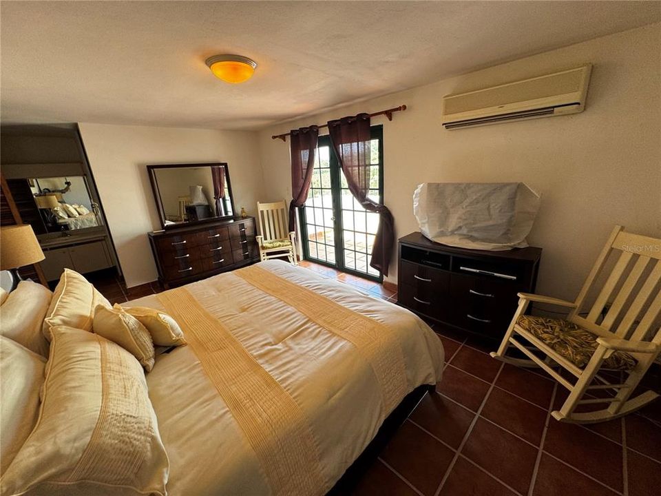 出租: $5,000 (4 贝兹, 3 浴室, 3277 平方英尺)