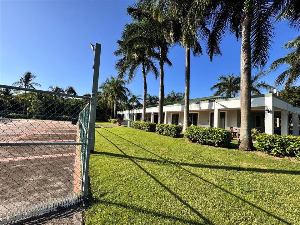 出租: $5,000 (4 贝兹, 3 浴室, 3277 平方英尺)