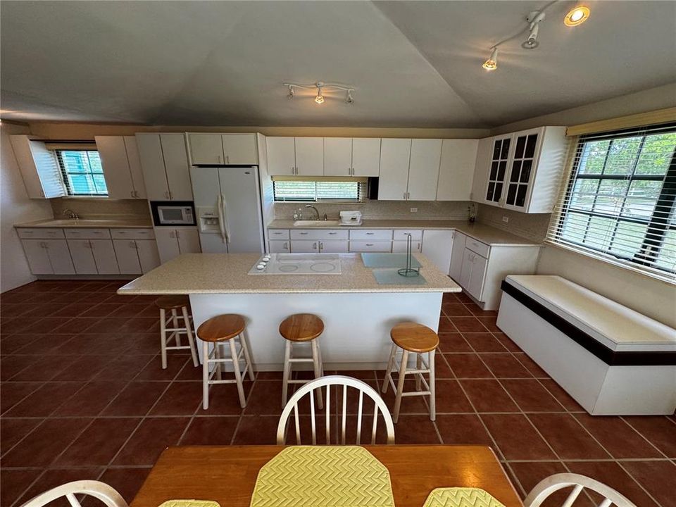 出租: $5,000 (4 贝兹, 3 浴室, 3277 平方英尺)