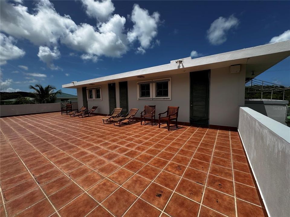 出租: $5,000 (4 贝兹, 3 浴室, 3277 平方英尺)