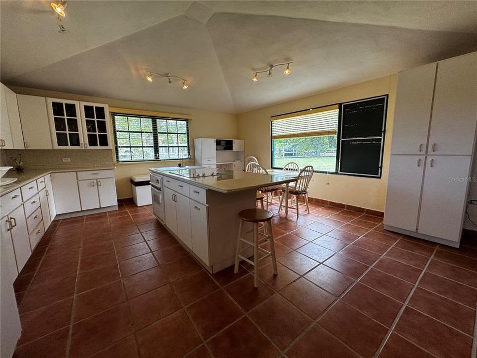 出租: $5,000 (4 贝兹, 3 浴室, 3277 平方英尺)