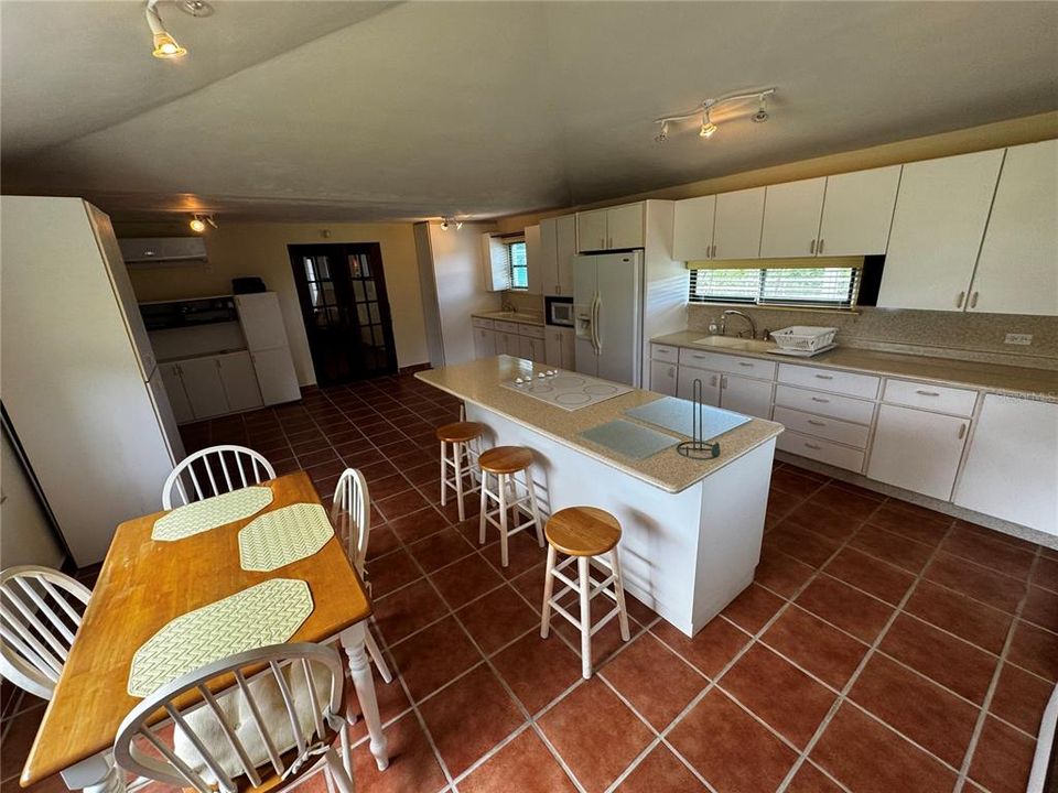 出租: $5,000 (4 贝兹, 3 浴室, 3277 平方英尺)