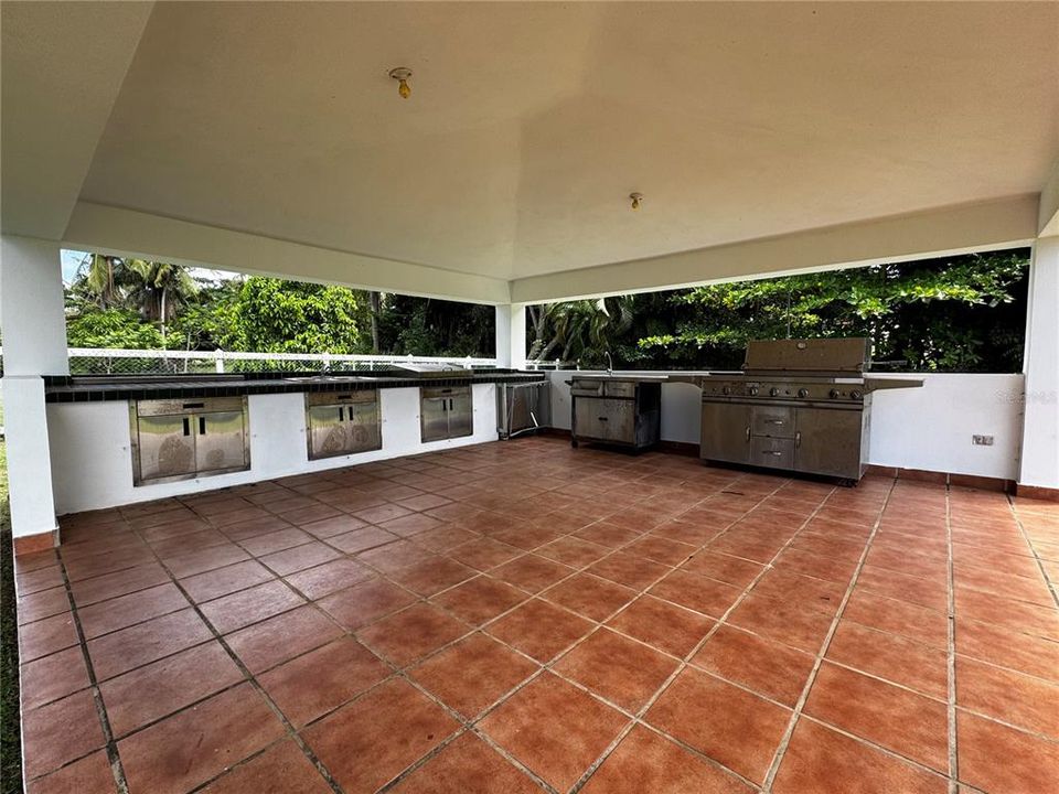 出租: $5,000 (4 贝兹, 3 浴室, 3277 平方英尺)