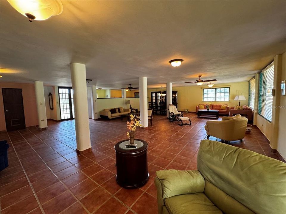 出租: $5,000 (4 贝兹, 3 浴室, 3277 平方英尺)