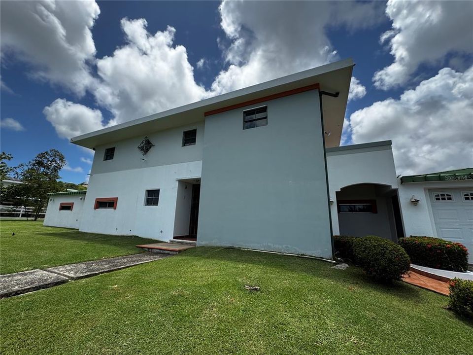 出租: $5,000 (4 贝兹, 3 浴室, 3277 平方英尺)