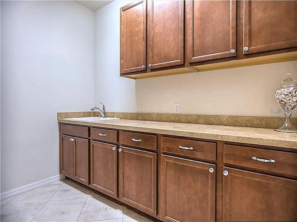 En Venta: $599,900 (5 camas, 2 baños, 2832 Pies cuadrados)