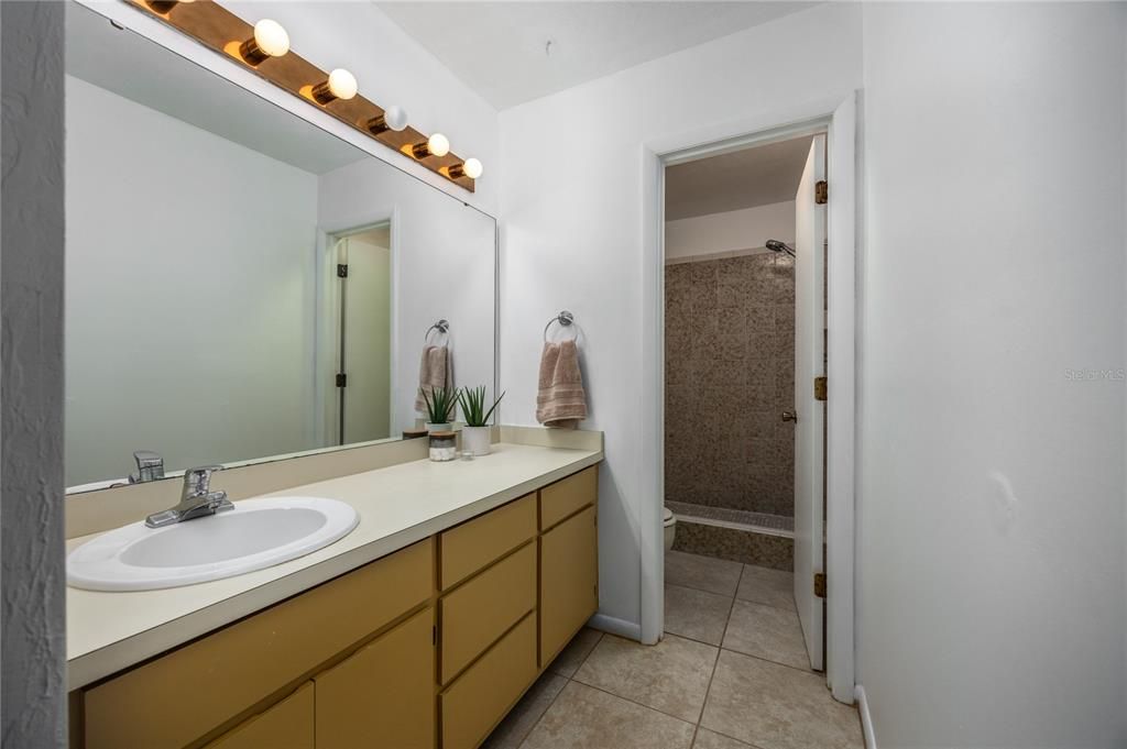 Active With Contract: $225,000 (2 beds, 2 baths, 1165 Square Feet)