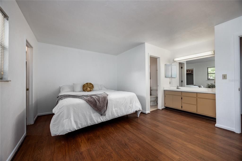 Active With Contract: $225,000 (2 beds, 2 baths, 1165 Square Feet)