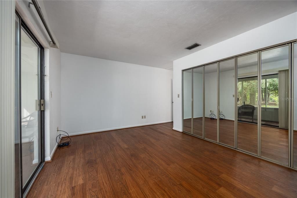 Active With Contract: $225,000 (2 beds, 2 baths, 1165 Square Feet)