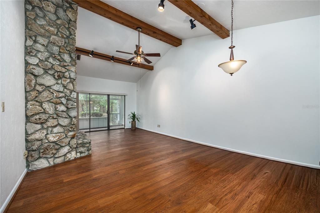 Active With Contract: $225,000 (2 beds, 2 baths, 1165 Square Feet)