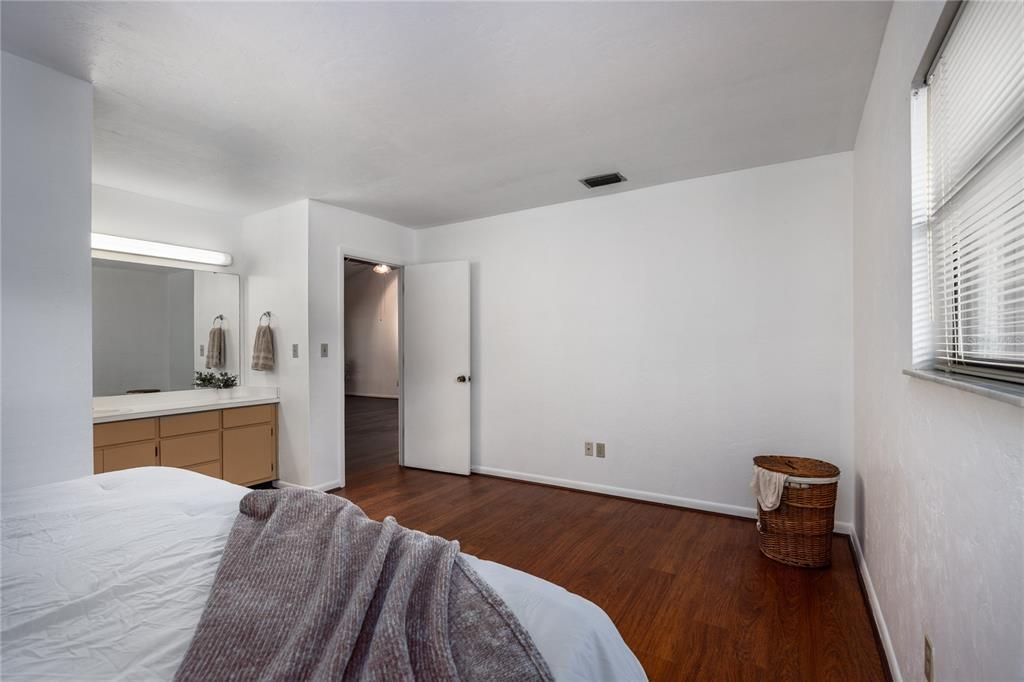 Active With Contract: $225,000 (2 beds, 2 baths, 1165 Square Feet)