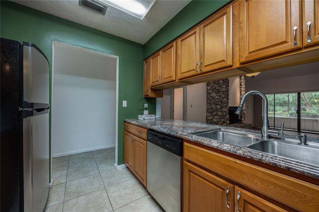 Active With Contract: $225,000 (2 beds, 2 baths, 1165 Square Feet)