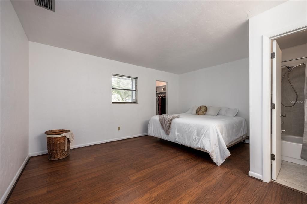 Active With Contract: $225,000 (2 beds, 2 baths, 1165 Square Feet)