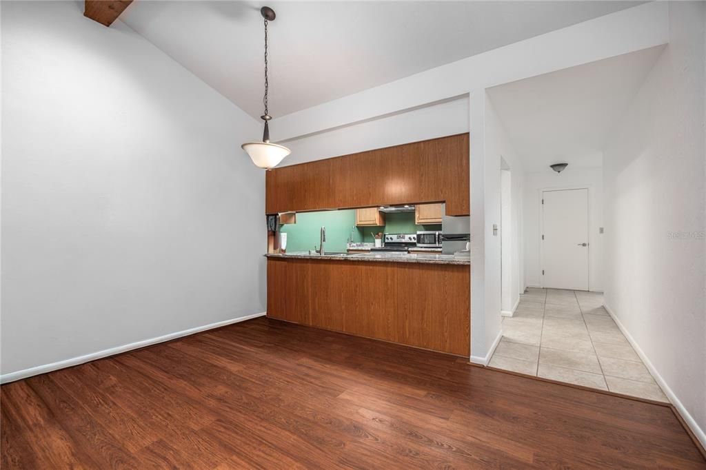 Active With Contract: $225,000 (2 beds, 2 baths, 1165 Square Feet)