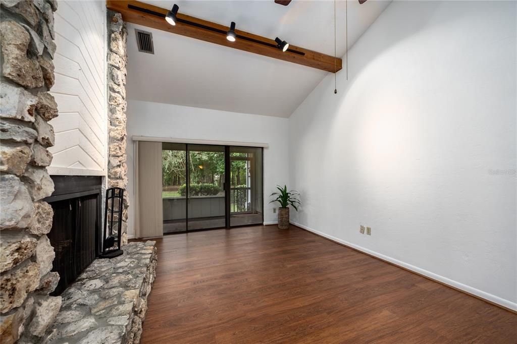 Active With Contract: $225,000 (2 beds, 2 baths, 1165 Square Feet)