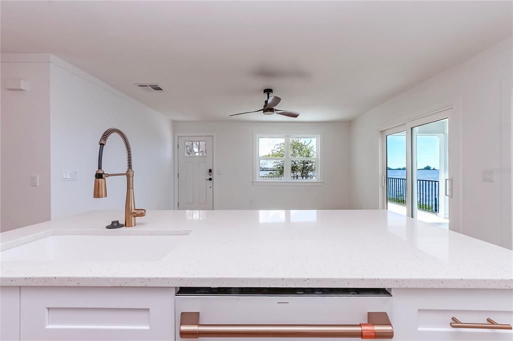 Activo con contrato: $725,000 (3 camas, 1 baños, 912 Pies cuadrados)