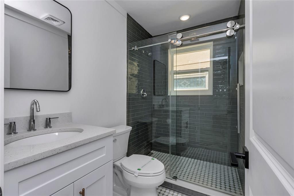 Activo con contrato: $725,000 (3 camas, 1 baños, 912 Pies cuadrados)