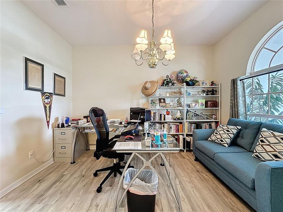 Activo con contrato: $320,000 (3 camas, 2 baños, 1892 Pies cuadrados)