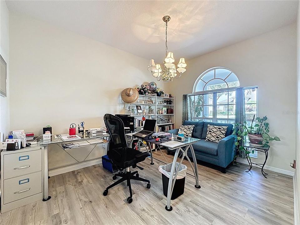 Activo con contrato: $320,000 (3 camas, 2 baños, 1892 Pies cuadrados)