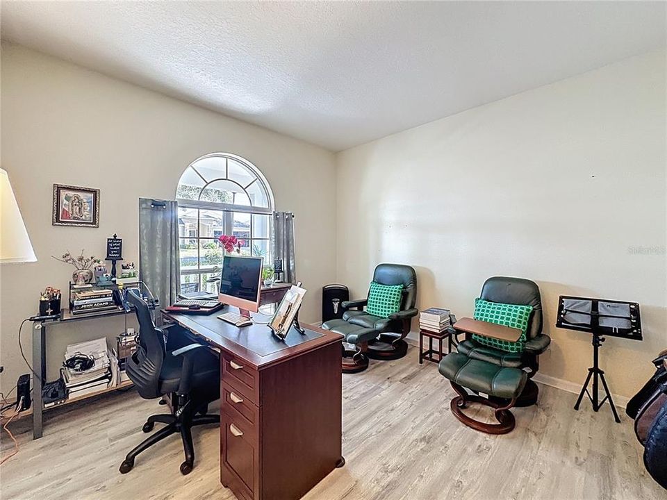 Activo con contrato: $320,000 (3 camas, 2 baños, 1892 Pies cuadrados)