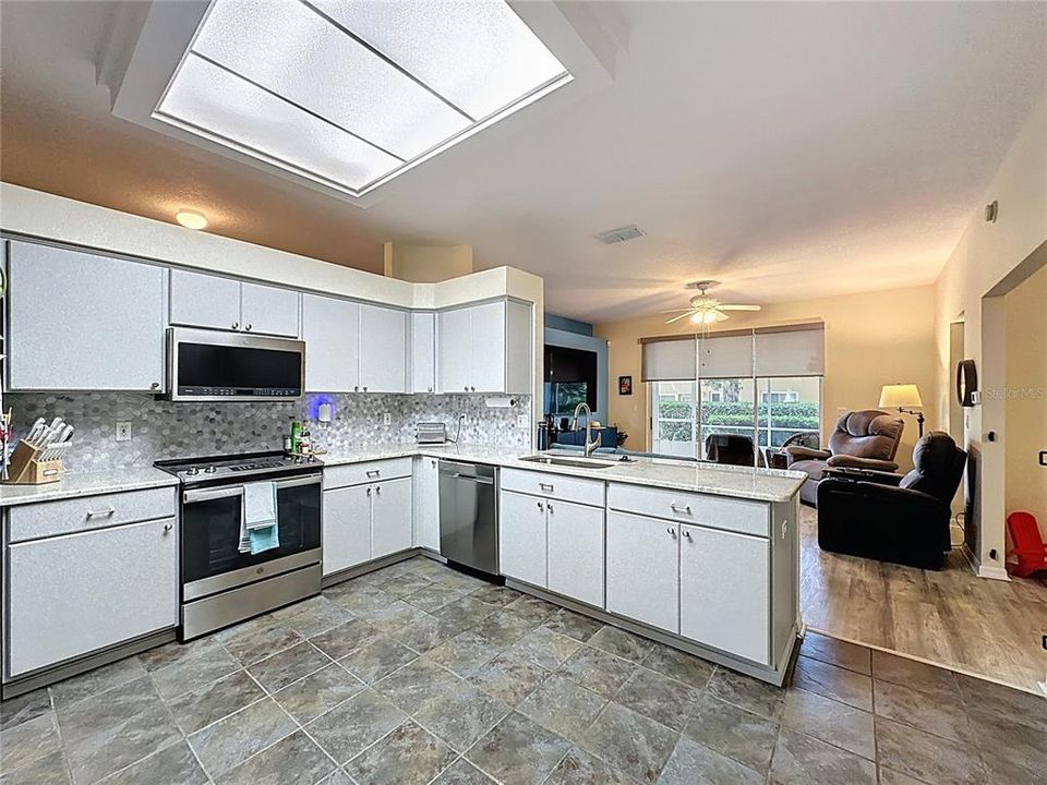 Activo con contrato: $320,000 (3 camas, 2 baños, 1892 Pies cuadrados)