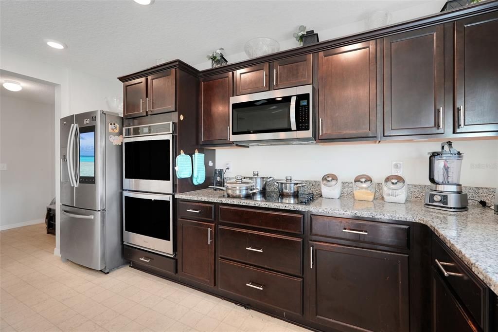 For Sale: $390,000 (5 beds, 3 baths, 3075 Square Feet)