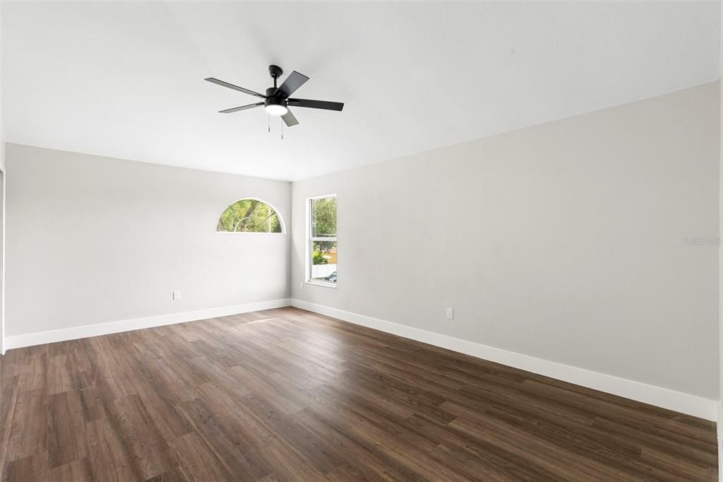 合同活跃: $744,900 (5 贝兹, 2 浴室, 3232 平方英尺)