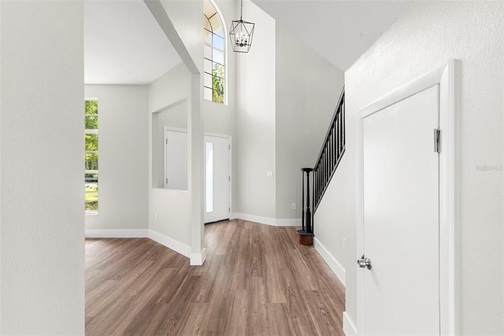 合同活跃: $744,900 (5 贝兹, 2 浴室, 3232 平方英尺)