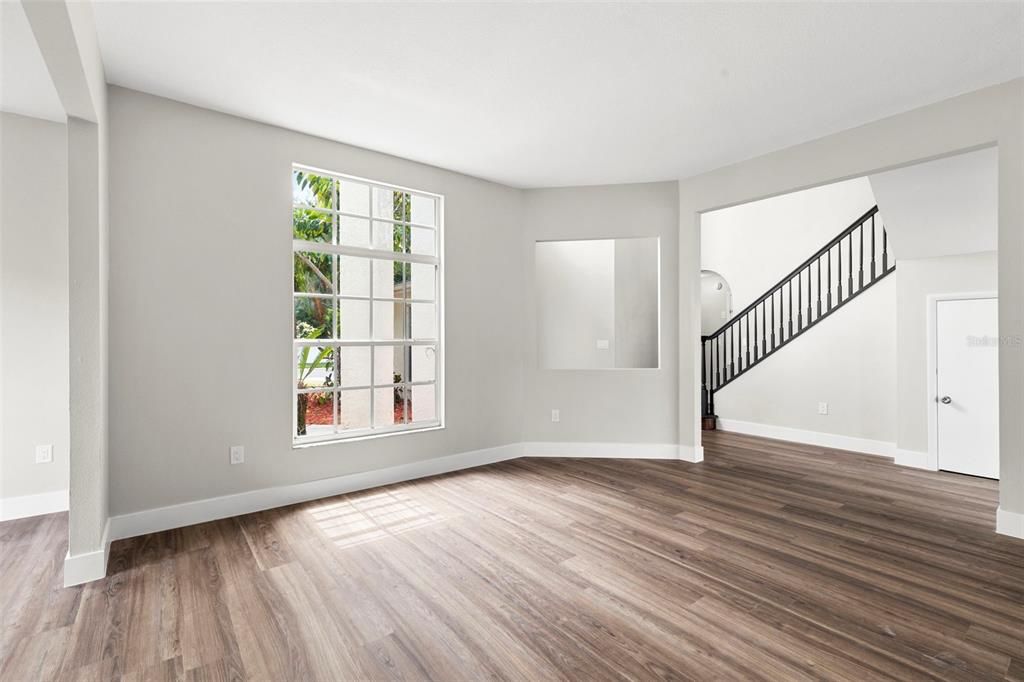 合同活跃: $744,900 (5 贝兹, 2 浴室, 3232 平方英尺)