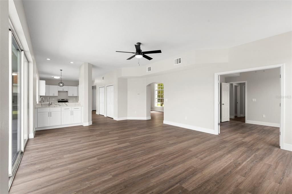 合同活跃: $744,900 (5 贝兹, 2 浴室, 3232 平方英尺)