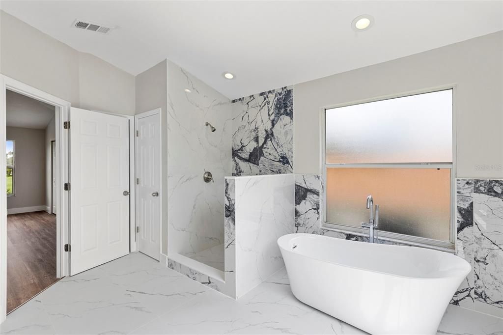 合同活跃: $744,900 (5 贝兹, 2 浴室, 3232 平方英尺)