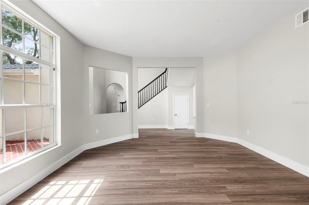 合同活跃: $744,900 (5 贝兹, 2 浴室, 3232 平方英尺)