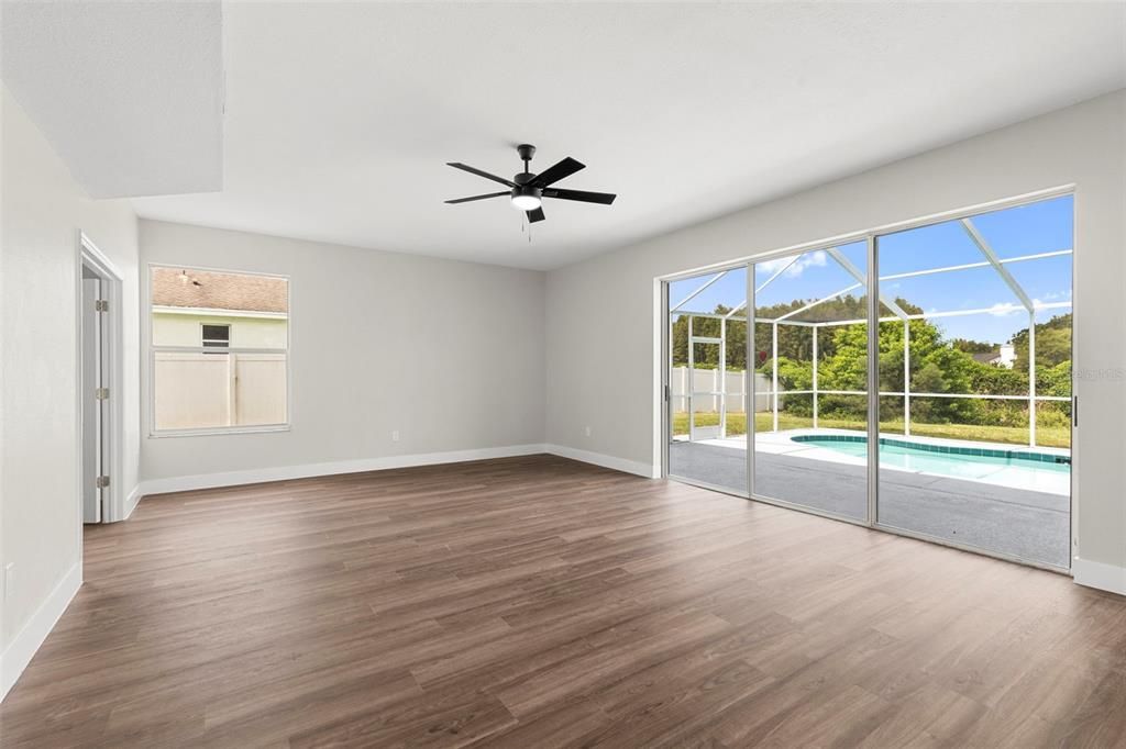 合同活跃: $744,900 (5 贝兹, 2 浴室, 3232 平方英尺)