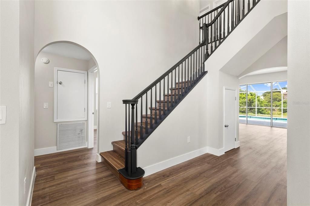 合同活跃: $744,900 (5 贝兹, 2 浴室, 3232 平方英尺)